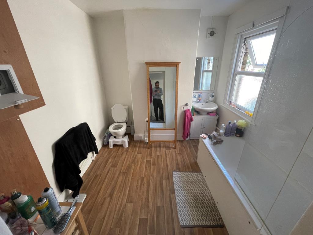 Lot: 119 - BAY-FRONTED HOUSE FOR INVESTMENT - Three piece bathroom with boiler